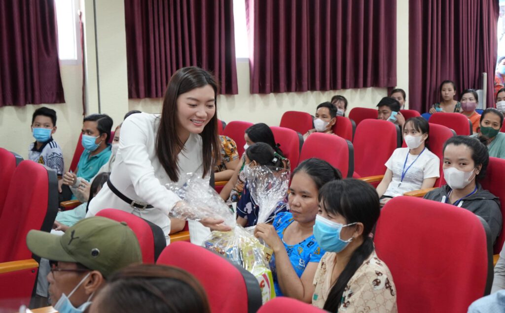001-min-2048x1272-1-1024x636-1 Bà Nguyễn Ngọc Ánh – Phó Chủ tịch HĐQT Kim Oanh Group tặng quà cho thân nhân bệnh nhi có hoàn cảnh khó khăn tại chương trình “Xuân Giáp Thìn – Hành Trình Sẻ Chia”, bệnh viện Nhi Đồng 1