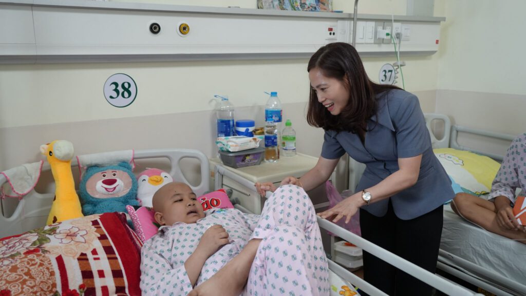 04-min-1-2048x1153-1-1024x577-1 Bà Nguyễn Thị Hiền, Phó Giám đốc Quỹ Bảo trợ Trẻ em Việt Nam thăm hỏi bệnh nhi tại khoa điều trị bệnh viện Ung bướu
