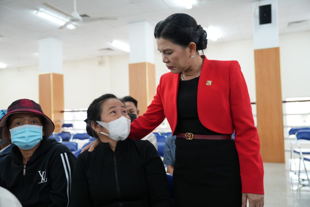 05-min-2048x1365-1-1024x683-1 Bà Kim Oanh đồng cảm, chia sẻ cùng sự khó khăn bệnh tật của bà con