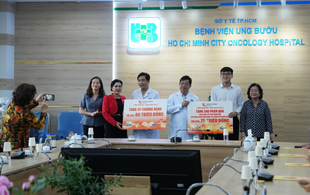 06-min-2-2048x1288-1-1024x644-1 Đại diện lãnh đạo Bệnh viện nhận bảng tượng trưng quà tặng