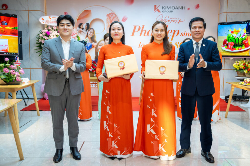 8-19 Giải BA thuộc về Đội 1 – Hạng mục cắm hoa và Đội 3 – Hạng mục trang trí trái cây