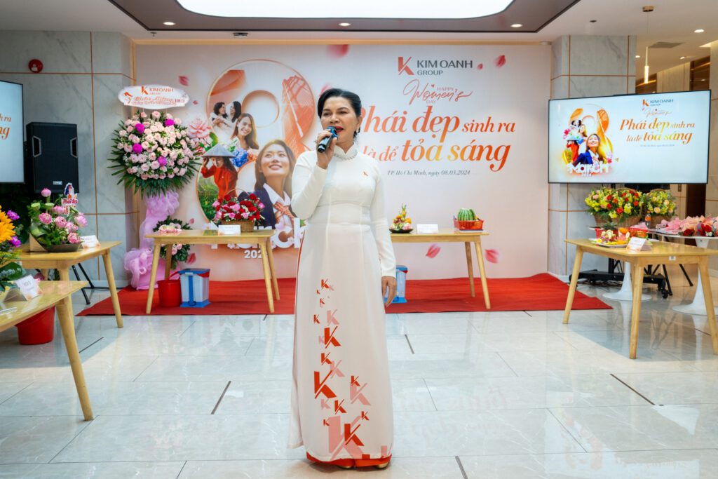 8-2 Bà Đặng Thị Kim Oanh – Chủ tịch HĐQT, Tổng Giám đốc Tập đoàn cảm ơn những lời chúc từ phái mạnh và đông viên phái hiện Kim Oanh Group hãy luôn tự tin thể hiện mình
