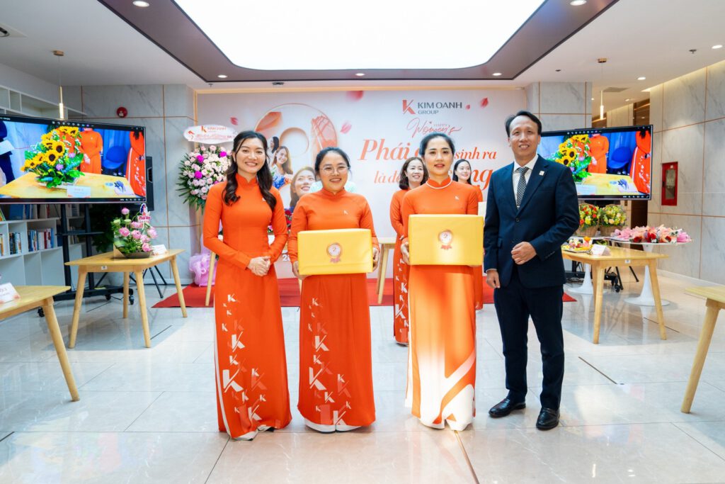 8-20 Giải NHÌ thuộc về đội 3 – Hạng mục cắm hoa và Đội 1 – Hạng mục trang trí trái cây