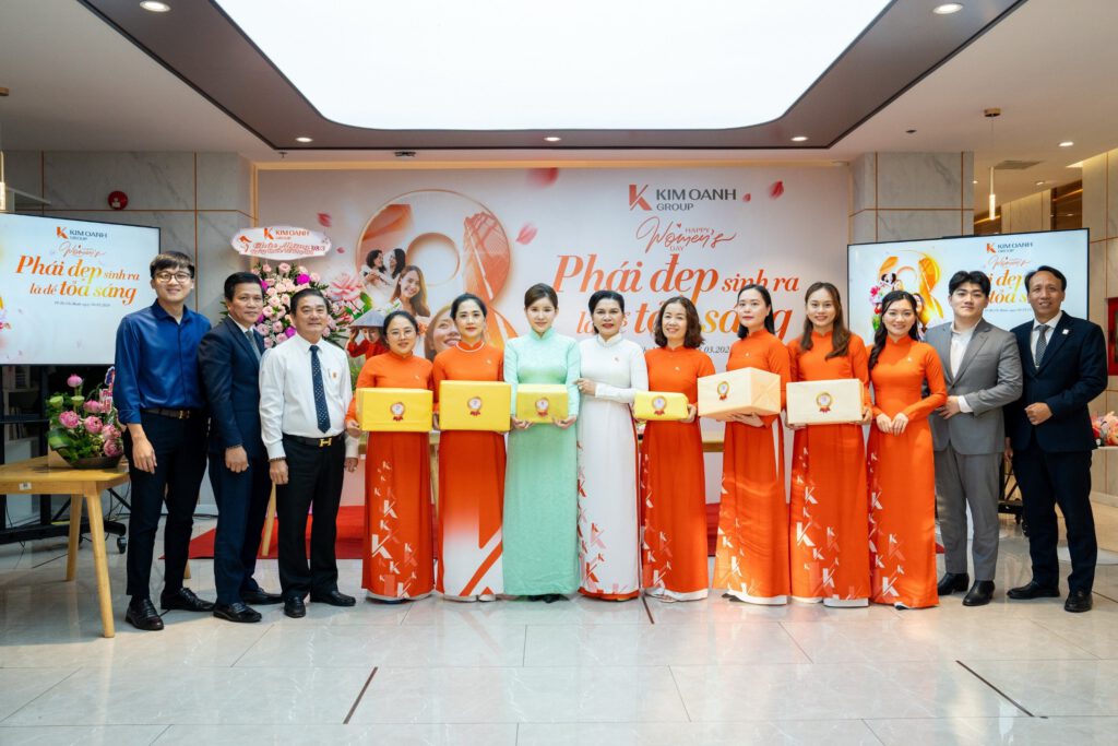8-22 Các đội thi chụp ảnh cùng Ban lãnh đạo tập đoàn