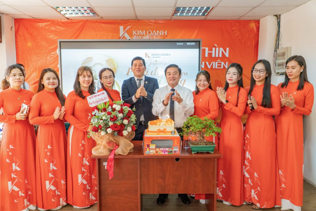 8-33 Phái đẹp chi nhánh Điện Biên Phủ nhận quà 8-3