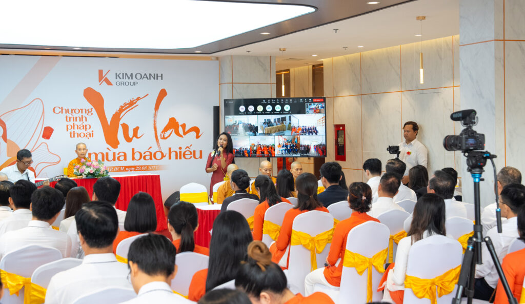 Lãnh đạo và nhân viên Kim Oanh Group cùng lắng lòng mình lại qua ca khúc Thiền tâm do ca sĩ Hạnh Nguyên trình bày.