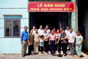 Căn nhà khang trang hằng mong ước của ba mẹ con chị Ái Nga giờ đã thành hiện thực. Trong ảnh, cán bộ địa phương cùng đại diện Kim Oanh Group đến chúc mừng gia đình chụp ảnh lưu niệm