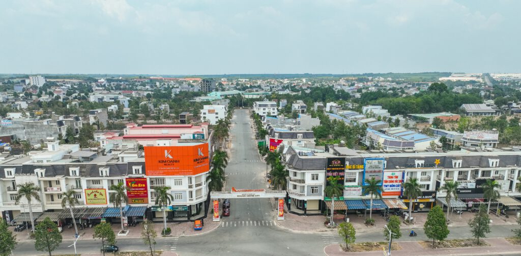 golden-center-city-nhon-nhip-1-1024x504-1 Dãy phố mặt tiền khu đô thị Golden Center City với hàng quán nhộn nhịp và các cơ sở kinh doanh