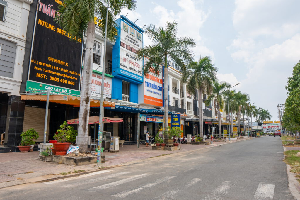 golden-center-city-nhon-nhip-3-1024x682-1 Một dãy nhà phố kết hợp ở và kinh doanh nhộn nhịp