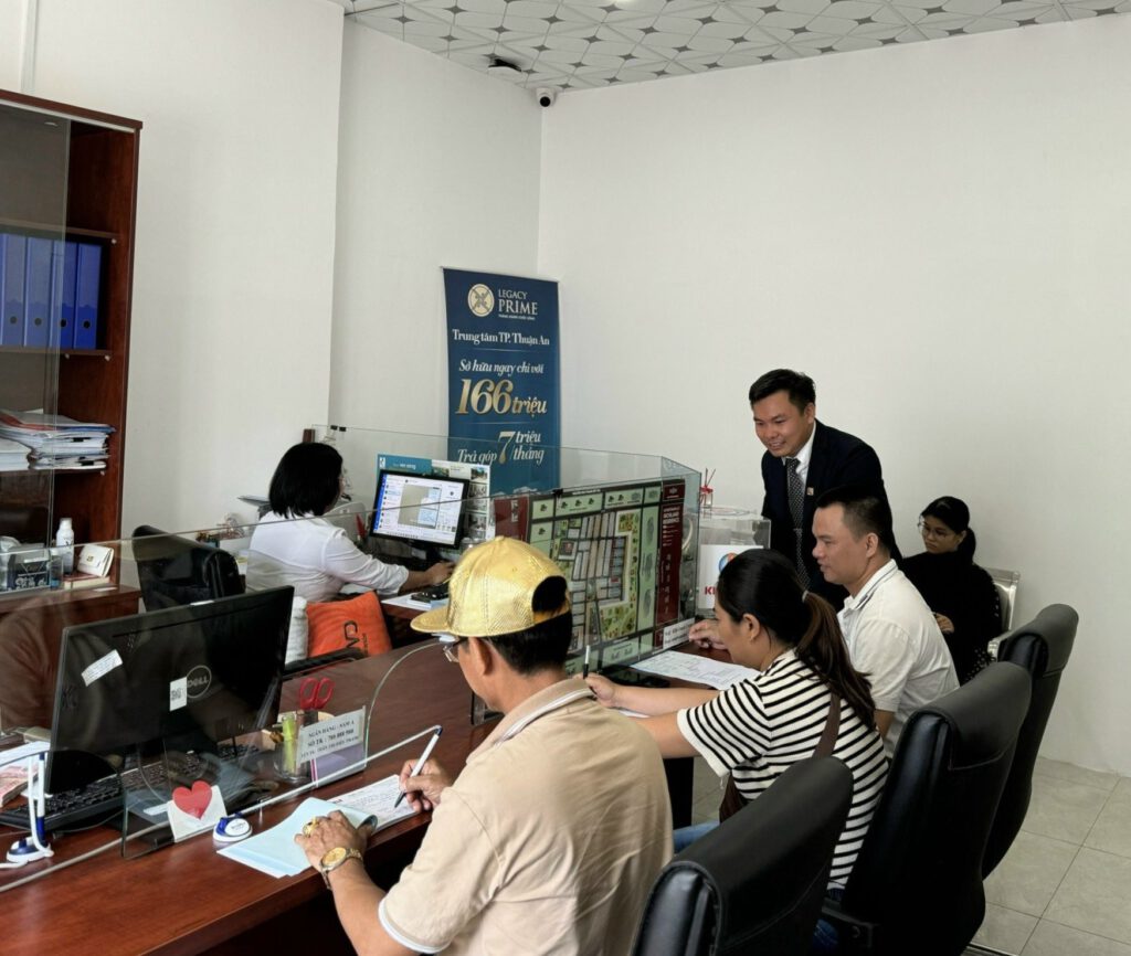golden-center-city-nhon-nhip-8-1024x866-1 Khách hàng đang giao dịch tại Chi nhánh Bến Cát. Giá nền đất giao dịch tại khu đô thị đã tăng gần 4-5 lần so với thời điểm mở bán.