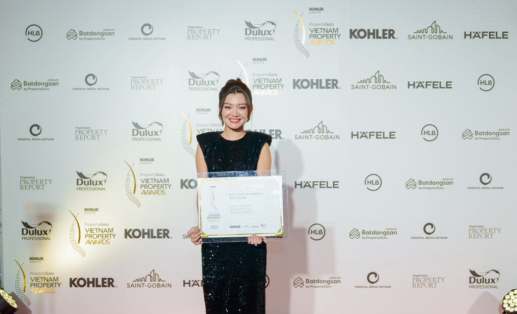 Bà Nguyễn Ngọc Ánh – Phó Tổng Giám đốc Kim Oanh Group nhận đề cử Dự án chung cư tốt nhất -  Highly Commended Best Condo Development (Bình Dương) cho dự án Legacy Central 