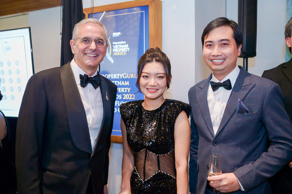 Bà Nguyễn Ngọc Ánh – Phó Tổng Giám đốc Kim Oanh Group cùng ông Jerermy Williams - Giám đốc điều hành - Thị trường của tập đoàn PropertyGuru và ông Đinh Minh Tuấn - Giám đốc KV Miền Nam PropertyGuru Vietnam