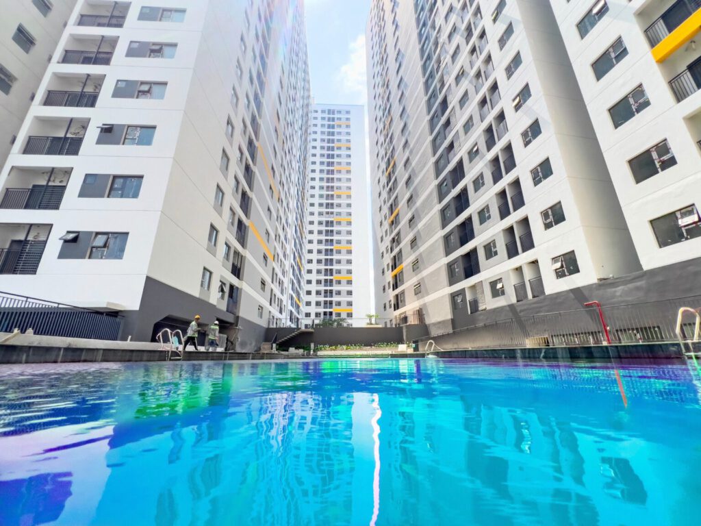 h3-legacy-prime-ho-boi-1-1024x768-1 Hồ bơi nội khu dành cho cư dân – một trong hơn 30 tiện ích của Legacy Prime đã hoàn thành