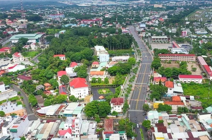 Nằm ở phía Bắc của tỉnh, thành phố Bến Cát có nhiều tuyến đường giao thông kết nối đi qua gồm quốc lộ 13, Vành đai 4 TPHCM, Mỹ Phước Tân Vạn, ĐT.741, ĐT.744, ĐT.748, ĐT.749…