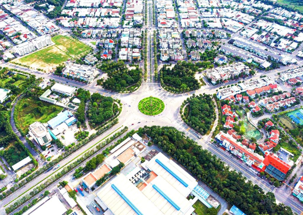 Đối với đường sông, phát triển cảng An Tây quy mô 100 ha, cảng An Điền quy mô 8 ha và cảng ICD Rạch Bắp quy mô 10 ha tại xã An Tây (khu vực ven sông Sài Gòn). Phát triển khu công trình cung cấp năng lượng đô thị khoảng 30 - 35 ha ở xã An Tây. Đối với đường sắt, ngoài ga Chánh Lưu quy mô 6,6 ha, địa phương sẽ phát triển khu vực sử dụng hỗn hợp xung quanh nhà ga, trong đó ưu tiên cho dịch vụ logistics.