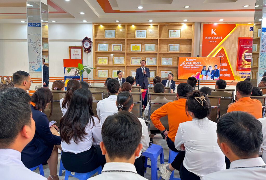 vinh-doanh-cong-hoa-03-2024-3-1024x695-1 Ông Nguyễn Lương Thọ - Phó Tổng Giám đốc Vận hành Tập đoàn chia sẻ tại buổi lễ