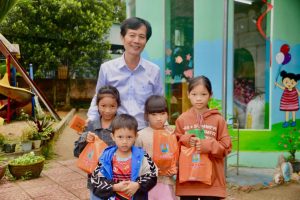 Ông Nguyễn Đức Liên – Cố vấn Truyền thông Tập đoàn Kim Oanh, Chủ tịch danh dự Quỹ Từ thiện Kim Oanh cùng các em học sinh dẫn tộc thiểu số  tại huyện Sơn Hà, tỉnh Quảng Ngãi.