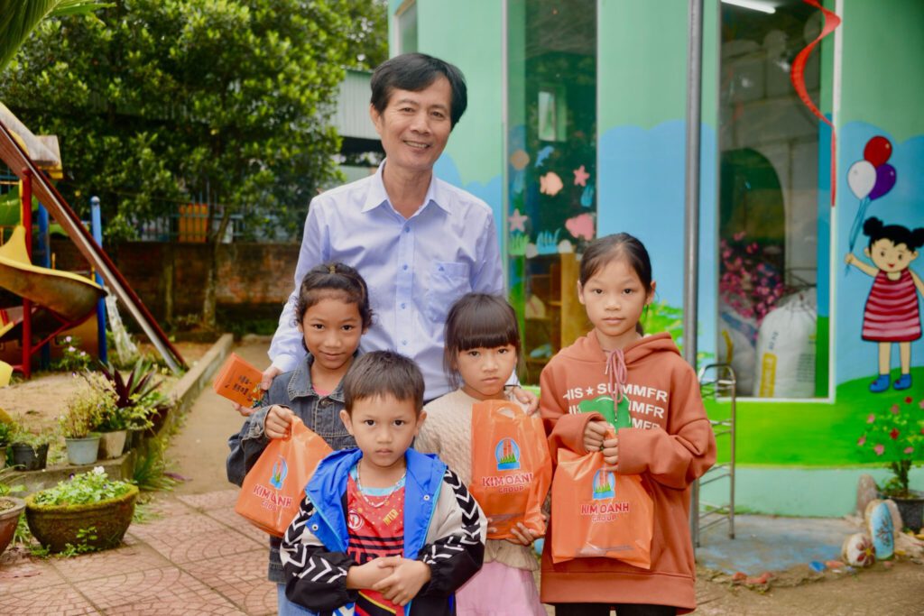 xuan-giap-thin-e28093-hanh-trinh-se-chia-1-1024x683-1 Ông Nguyễn Đức Liên – Cố vấn Truyền thông Tập đoàn Kim Oanh, Chủ tịch danh dự Quỹ Từ thiện Kim Oanh cùng các em học sinh dẫn tộc thiểu số tại huyện Sơn Hà, tỉnh Quảng Ngãi.